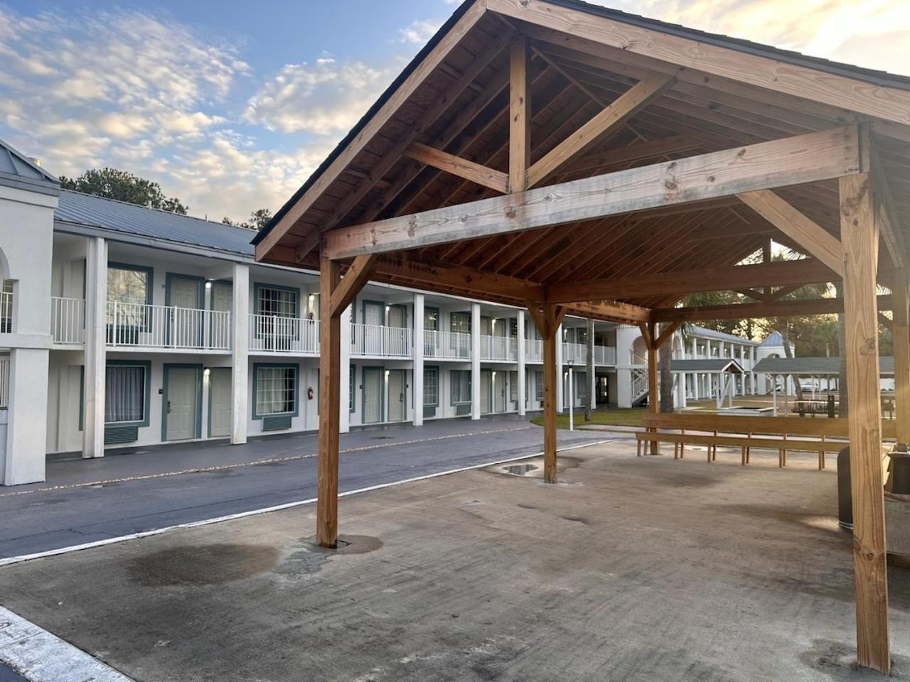 Suburban Studios By Choice Hotels - Award Winning - New 2024 - Walk To Eateries & Grocery - Ultra Sparkling - Garden Rooms - Designer Lighting & Right Off I-95 - Proudly An All American Managed Property Brunswick Extérieur photo