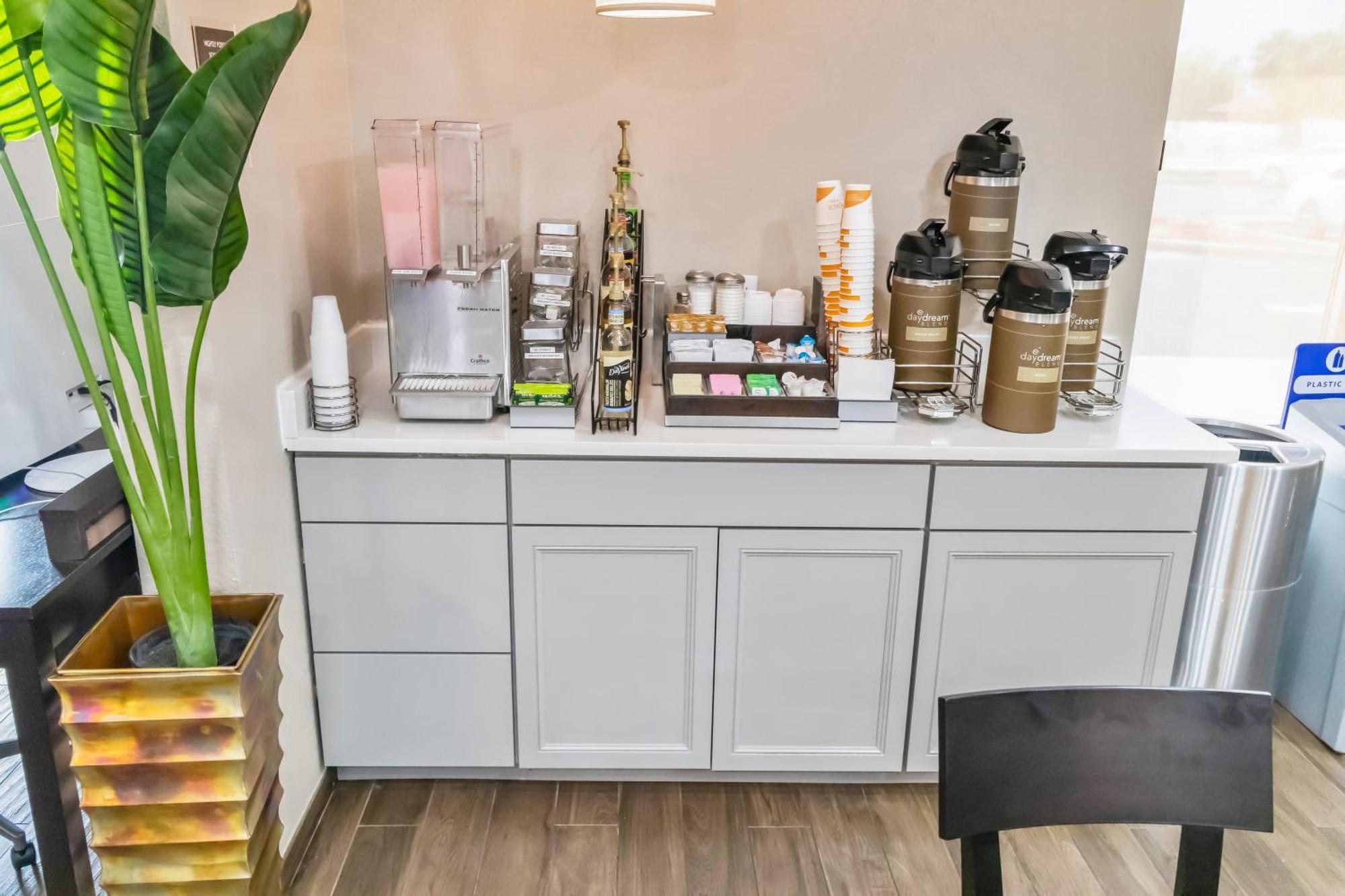 Suburban Studios By Choice Hotels - Award Winning - New 2024 - Walk To Eateries & Grocery - Ultra Sparkling - Garden Rooms - Designer Lighting & Right Off I-95 - Proudly An All American Managed Property Brunswick Extérieur photo