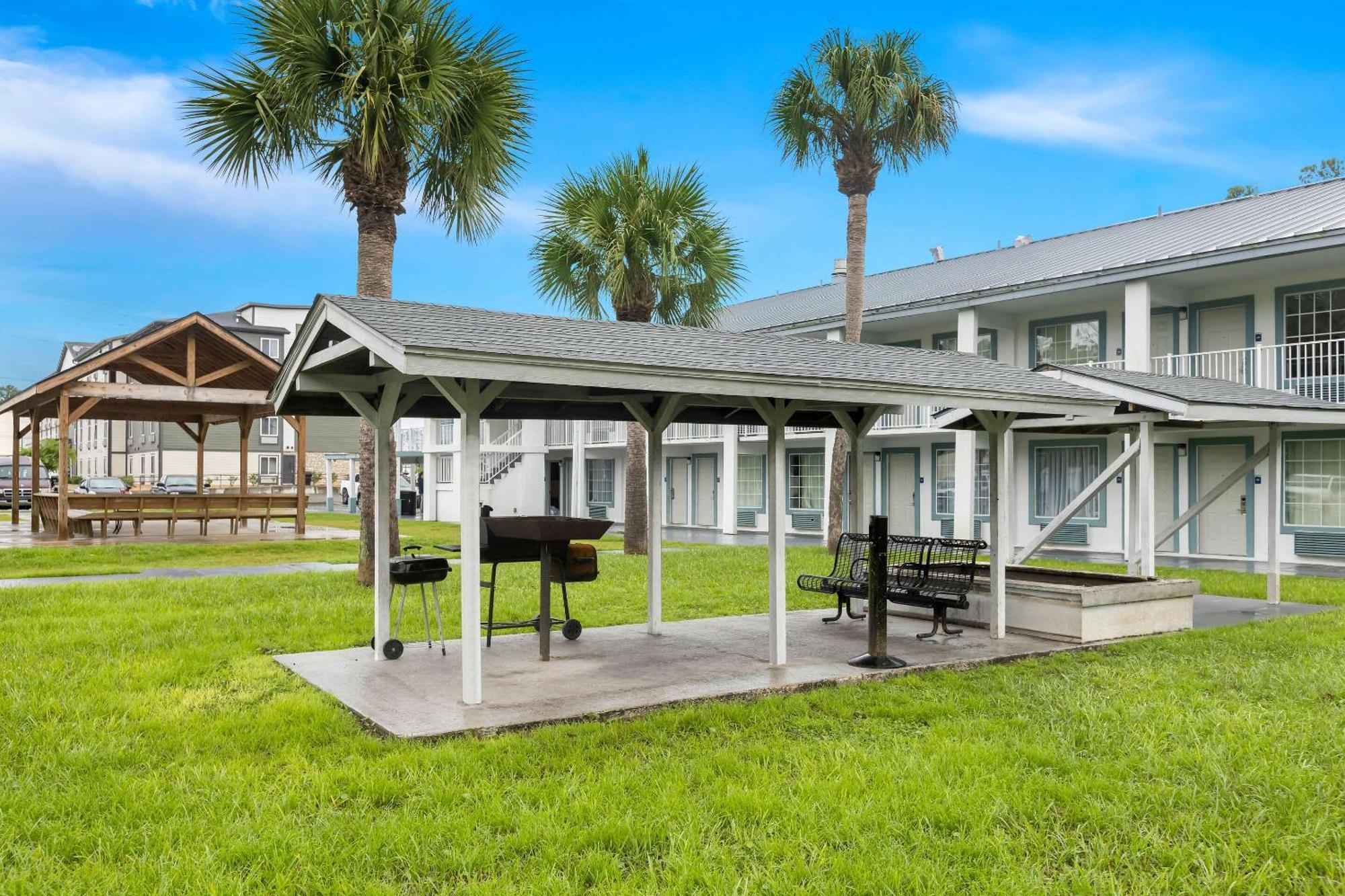 Suburban Studios By Choice Hotels - Award Winning - New 2024 - Walk To Eateries & Grocery - Ultra Sparkling - Garden Rooms - Designer Lighting & Right Off I-95 - Proudly An All American Managed Property Brunswick Extérieur photo