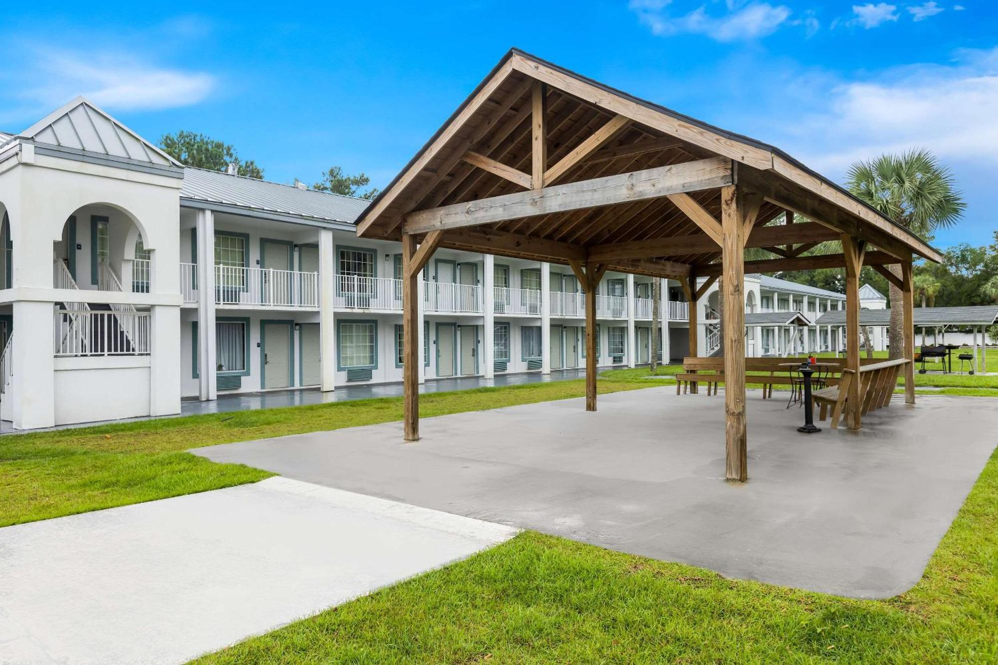 Suburban Studios By Choice Hotels - Award Winning - New 2024 - Walk To Eateries & Grocery - Ultra Sparkling - Garden Rooms - Designer Lighting & Right Off I-95 - Proudly An All American Managed Property Brunswick Extérieur photo