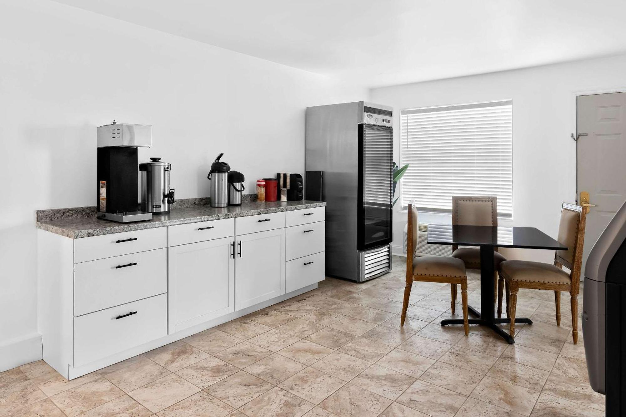 Suburban Studios By Choice Hotels - Award Winning - New 2024 - Walk To Eateries & Grocery - Ultra Sparkling - Garden Rooms - Designer Lighting & Right Off I-95 - Proudly An All American Managed Property Brunswick Extérieur photo