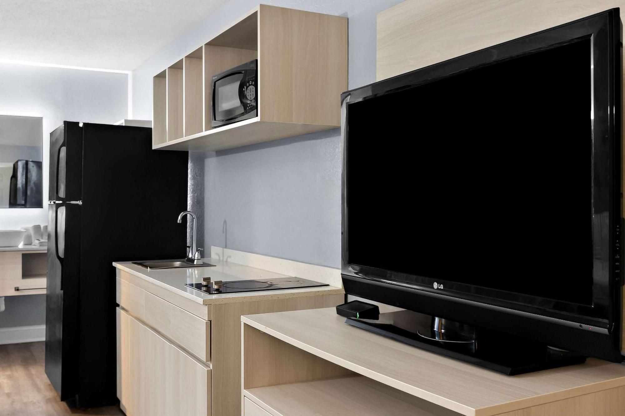Suburban Studios By Choice Hotels - Award Winning - New 2024 - Walk To Eateries & Grocery - Ultra Sparkling - Garden Rooms - Designer Lighting & Right Off I-95 - Proudly An All American Managed Property Brunswick Extérieur photo