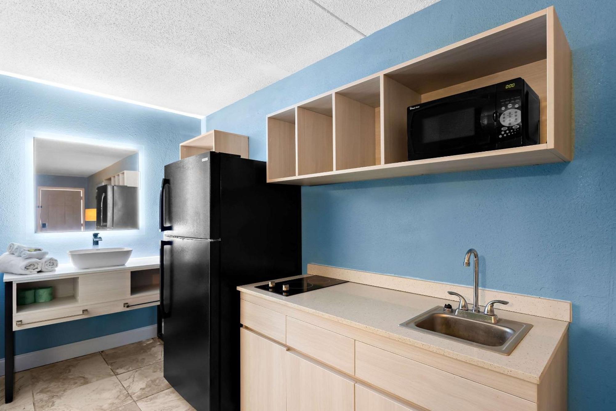 Suburban Studios By Choice Hotels - Award Winning - New 2024 - Walk To Eateries & Grocery - Ultra Sparkling - Garden Rooms - Designer Lighting & Right Off I-95 - Proudly An All American Managed Property Brunswick Extérieur photo