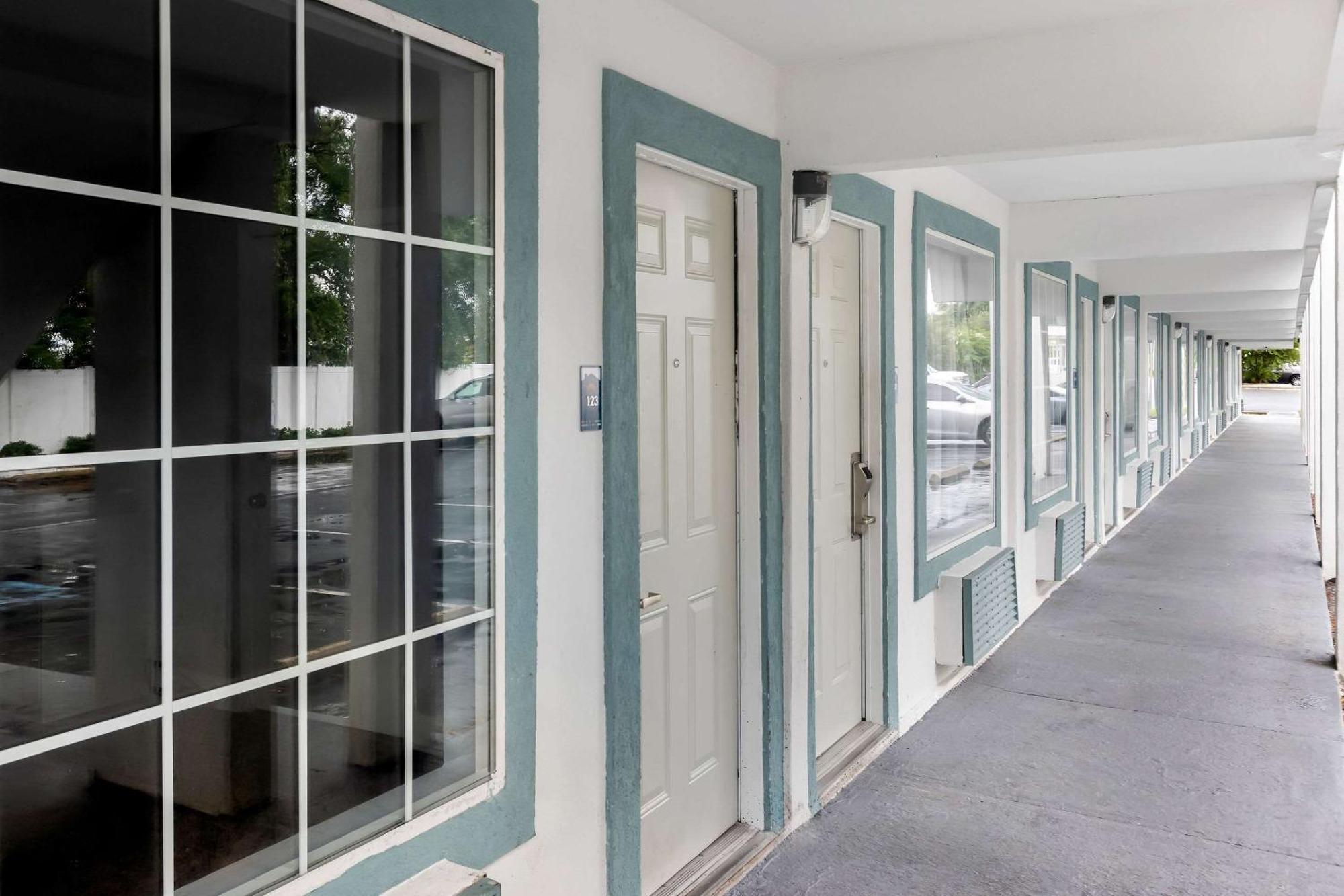 Suburban Studios By Choice Hotels - Award Winning - New 2024 - Walk To Eateries & Grocery - Ultra Sparkling - Garden Rooms - Designer Lighting & Right Off I-95 - Proudly An All American Managed Property Brunswick Extérieur photo